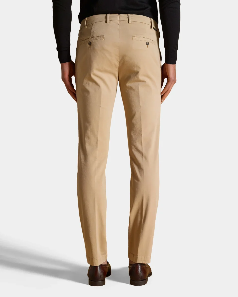 Pantalone chino in gabardina di cotone medio beige cammello slim fit - immagine 4